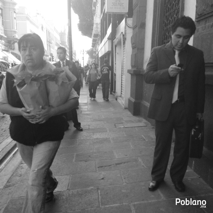 Hombre metido en su celular Hombre metido en su celular