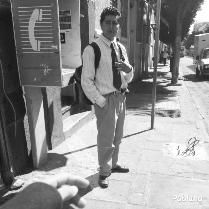 Hombre de píe frente a cabina telefónica Hombre de píe frente a cabina telefónica