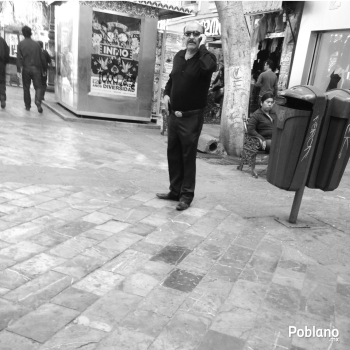 Hombre llamando en 5 de Mayo Hombre llamando en 5 de Mayo