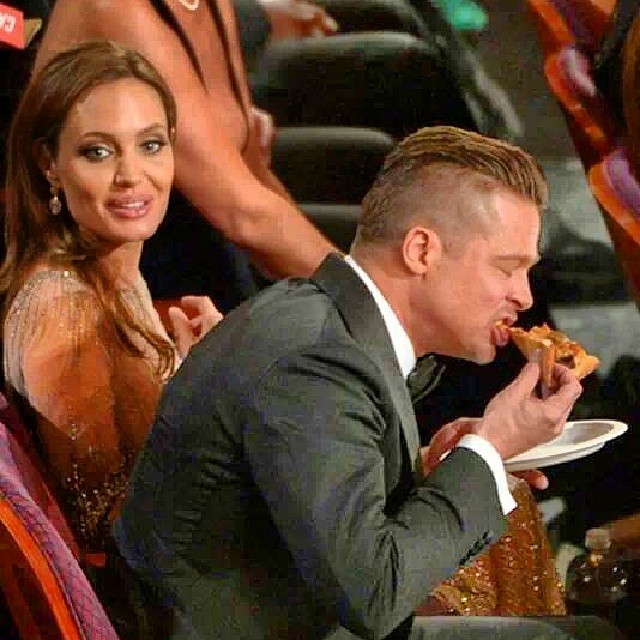 Brad Pitt como cualquier mortal Brad Pit comiendo Pizza