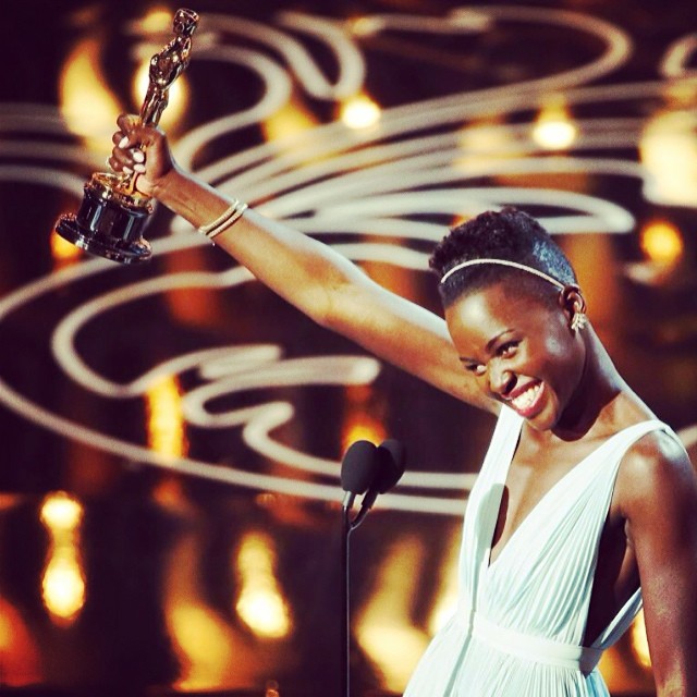 Lupita festeja su triunfo Lupita