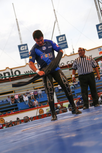 Volador Mostrando la Playera del Puebla Fc/ Foto por Ludwin Cuevas