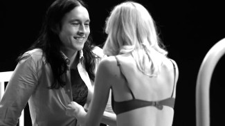 undress-me-video-youtube-desnudo-desconocidos-tatia-pilieva-quitar-ropa