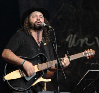 En el teatro karl Marx varios músicos cubanos ofrecen un concierto homenaje al cantautor español Luis Eduardo Aute, quien cerró cantando varios temas.  Carlos Varela