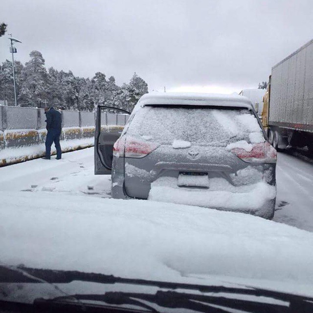 Nieve en Autopista México Puebla / Foto Por: @raqueldelacroix @lau.and.ximebebe @javier_javo
