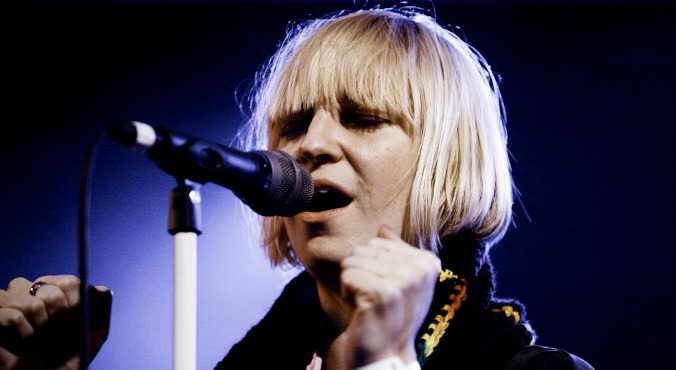 Sia-Blonde-Hairstyles-2015-with-Bangs