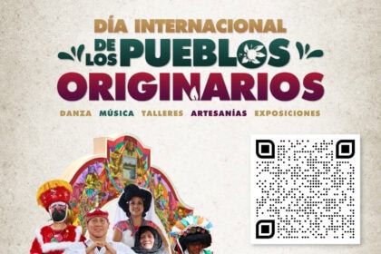 Representación cultural del Día de los Pueblos Originarios en Puebla con danza tradicional y vestimenta típica.