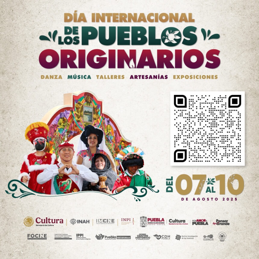 Representación cultural del Día de los Pueblos Originarios en Puebla con danza tradicional y vestimenta típica.