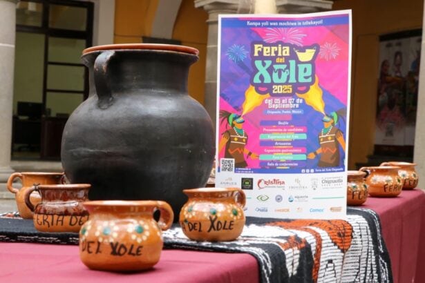 Bebida prehispánica xole servida en una jícara tradicional durante la Feria del Xole en Chignautla.