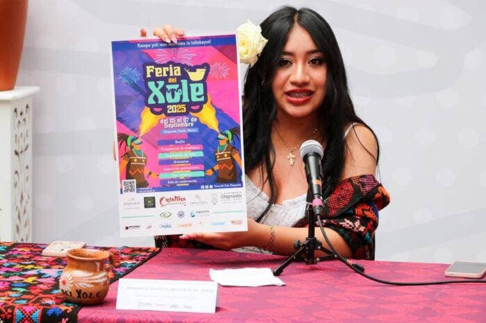 Bebida prehispánica xole servida en una jícara tradicional durante la Feria del Xole en Chignautla.