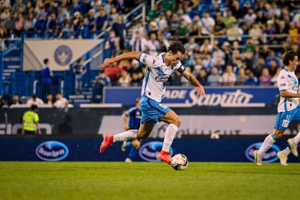 Jugadores del Club Puebla celebran su pase a cuartos de final en la Leagues Cup 2025.