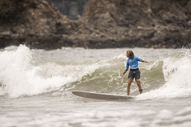 Surfista ejecutando paso clásico sobre una ola en Sayulita durante el Longboard Contest 2025.