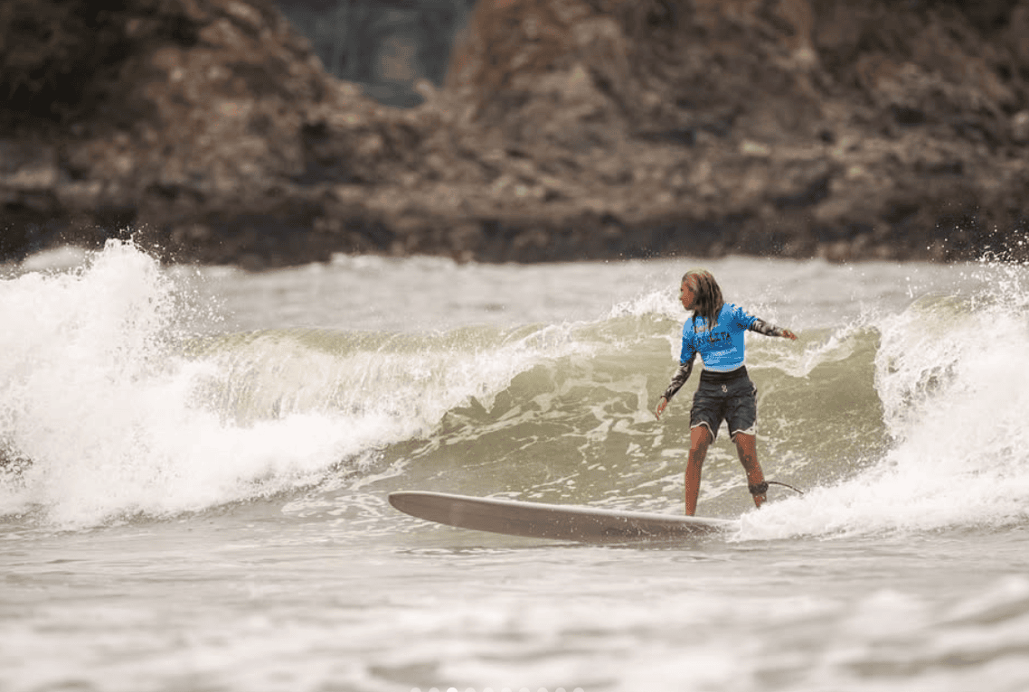 Surfista ejecutando paso clásico sobre una ola en Sayulita durante el Longboard Contest 2025.